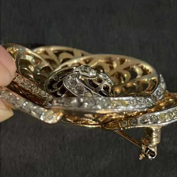 Vintage goldtone rose with rhinestone crystals brooch - Picture 4 of 5